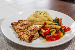 Chicken-with-mashed-potatoes-and-veggies-2