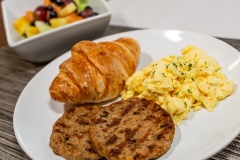 Eggs-with-sausage-and-fruit-2
